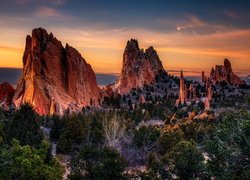 Wschód słońca, Skały, Drzewa, Formacje skalne, Park, Garden of the Gods, Colorado Springs, Kolorado, Stany Zjednoczone