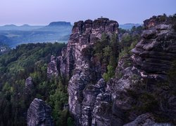Góry Połabskie, Skały, Domy, Drzewa, Formacja skalna, Saska Szwajcaria, Niemcy