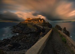 Fort des Capucins, Morze, Chmury, Wyspa Kapucynów, Ilot des Capucins, Miejscowość Crozon, Bretania, Francja