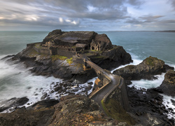 Fort na Wyspie Kapucynów na Morzu Celtyckim u wybrzeża Bretanii