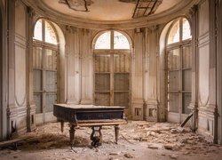 Fortepian w pustym zniszczonym pomieszczeniu