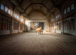 Fortepian w starym pustym wnętrzu
