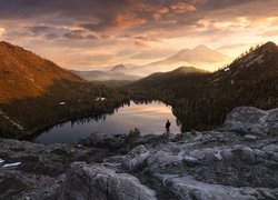 Góry Kaskadowe, Jezioro, Castle Lake, Las, Drzewa, Wschód słońca, Skały, Fotograf, Kalifornia, Stany Zjednoczone