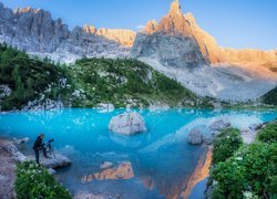 Fotograf nad jeziorem Sorapis w Dolomitach