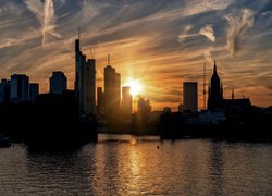 Domy, Wieżowce, Zachód słońca, Rzeka Men, Frankfurt nad Menem, Niemcy