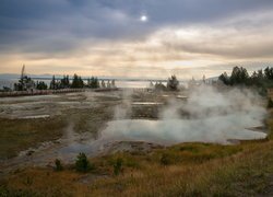 Park Narodowy Yellowstone, Thumb Geyser, Gejzery, Gorące źródła, Wschód słońca, Pomost, Jezioro, Drzewa, Stan Wyoming, Stany Zjednoczone