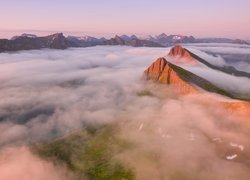 Gęsta mgła nad górami na wyspie Senja w Norwegii