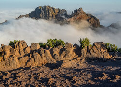Gęsta mgła nad skałami i górami