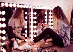 Gigi Hadid pisząca szminką na lustrze