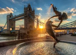 Girl with a Dolphin Fountain z widokiem na Tower Bridge