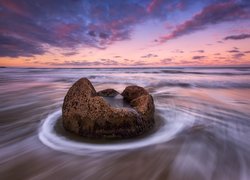 Głaz Moeraki na oceanie