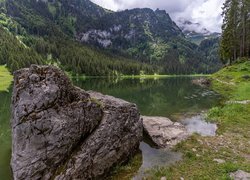 Głaz na brzegu jeziora Voralpsee