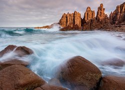 Głazy i formacje skalne na wybrzeżu morza w Australii