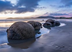 Głazy na brzegu morza w Nowej Zelandii