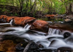 Stany Zjednoczone, Stan Arizona, Dolina Verde Valley, Beaver Creek, Rzeka, Głazy, Kamienie, Las, Drzewa