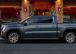 GMC Sierra Denali na ulicy