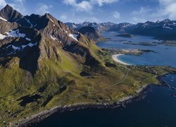 Norwegia, Lofoty, Flakstad, Góry, Morze