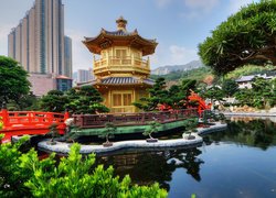 Golden Pavilion Chi Lin Nunnery Temple nad stawem w Hongkongu