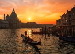 Gondola na kanale w Wenecji o zachodzie słońca