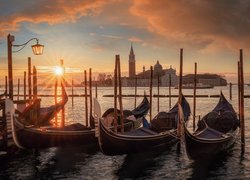 Włochy, Wenecja, Gondole, Latarnia, Promienie słońca, Kanał