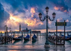 Cieśnina Canal Grande, Latarnia, Przystań, Gondole, Łodzie, Bazylika San Giorgio Maggiore, Chmury, Wenecja, Włochy