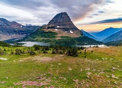 Stany Zjednoczone, Stan Montana, Park Narodowy Glacier, Jezioro, Hidden Lake, Góry, Lewis Range, Góra, Bearhat Mountain, Łąka, Drzewa