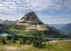Góry, Góra Bearhat Mountain, Jezioro Hidden Lake, Drzewa, Chmury, Park Narodowy Glacier, Stan Montana, Stany Zjednoczone