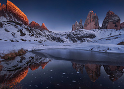 Jezioro, Zima, Odbicie, Góra Croda di Passaporto, Trzy szczyty, Dolomity, Włochy