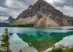 Góra Crowfoot Mountain nad jeziorem Bow Lake