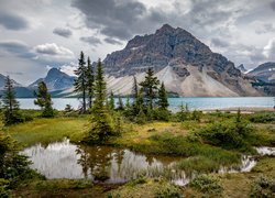 Park Narodowy Banff, Góry, Góra Crowfoot Mountain, Jezioro Bow Lake, Prowincja Alberta, Kanada