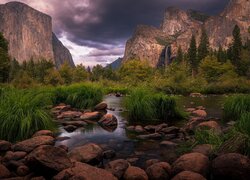 Góra El Capitan w Parku Narodowym Yosemite pod ciemnymi chmurami