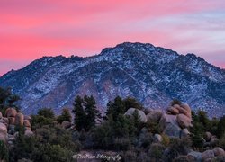 Góra Granite Mountain w Arizonie o zachodzie słońca