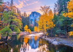 Park Narodowy Yosemite, Góra, Half Dome, Rzeka, Merced River, Drzewa, Jesień, Kalifornia, Stany Zjednoczone