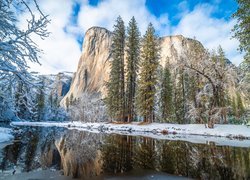 Stany Zjednoczone, Kalifornia, Park Narodowy Yosemite, Góry, Skały, Zima, Drzewa, Rzeka