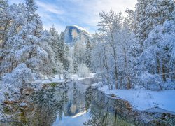 Park Narodowy Yosemite, Rzeka, Merced River, Góry, Góra Half Dome, Drzewa, Zima, Kalifornia, Stany Zjednoczone