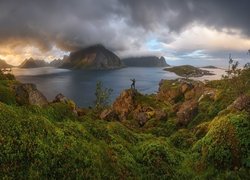 Góry, Góra Higravstinden, Skały, Morze Norweskie, Chmury, Drzewa, Człowiek, Wyspa Moskenesoya, Lofoty, Norwegia