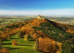 Góra Hohenzollern z zamkiem w jesiennej scenerii