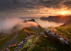 Norwegia, Wyspa Senja, Góry, Góra Husfjellet, Morze, Skały, Roślinność, Wschód słońca, Mgła