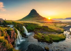 Góra Kirkjufell i wodospad Kirkjufellsfoss