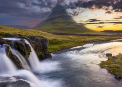 Góra Kirkjufell, Wodospad Kirkjufellsfoss, Rzeka, Wchód słońca, Półwysep Snaefellsnes, Islandia