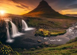 Islandia, Góra Kirkjufell, Wodospad Kirkjufellsfoss, Rzeka, Chmury, Zachód słońca