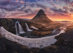 Islandia, Góra Kirkjufell, Wodospad Kirkjufellsfoss, Zachód słońca, Chmury