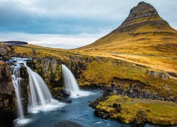 Góra Kirkjufell i wodospad Kirkjufellsfoss w Islandii