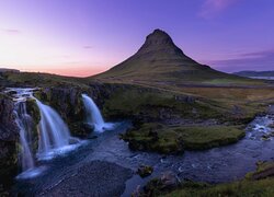 Góra Kirkjufell i wodospad Kirkjufellsfoss wpadający do rzeczki