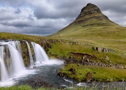Góra Kirkjufell, Wodospad Kirkjufellsfoss, Rzeka, Półwysep Snaefellsnes, Islandia
