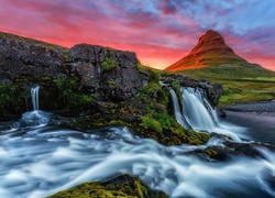 Góra Kirkjufell i wodospad na skałach w Islandii