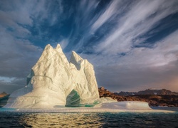 Góra lodowa na Morzu Barentsa w pobliżu norweskiej Wyspy Niedźwiedziej