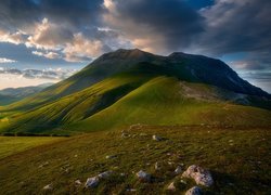 Góry, Sibillini Mountains, Góra Monte Vettore, Park Narodowy Monti Sibillini, Dolina, Ciemne, Chmury, Włochy