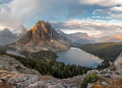 Góra Mount Assiniboine nad dwoma jeziorami w Kanadzie