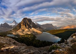 Góra Mount Assiniboine otoczona jeziorami o poranku
